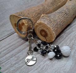 Брелок из черного и белого агата