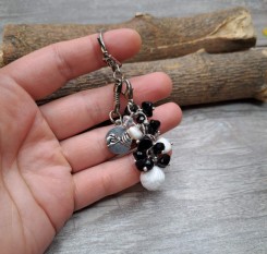 Брелок из черного и белого агата