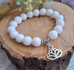 Браслет із білого агату і підвіскою квітка лотоса