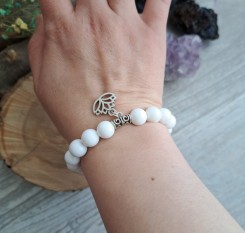 Браслет із білого агату і підвіскою квітка лотоса