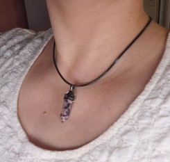 Кулон-маятник із родоніту для душевної рівноваги та кохання