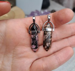 Кулон-маятник із родоніту для душевної рівноваги та кохання