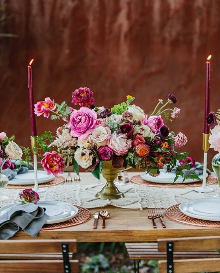 Украшение стола розами на розовую свадьбу 