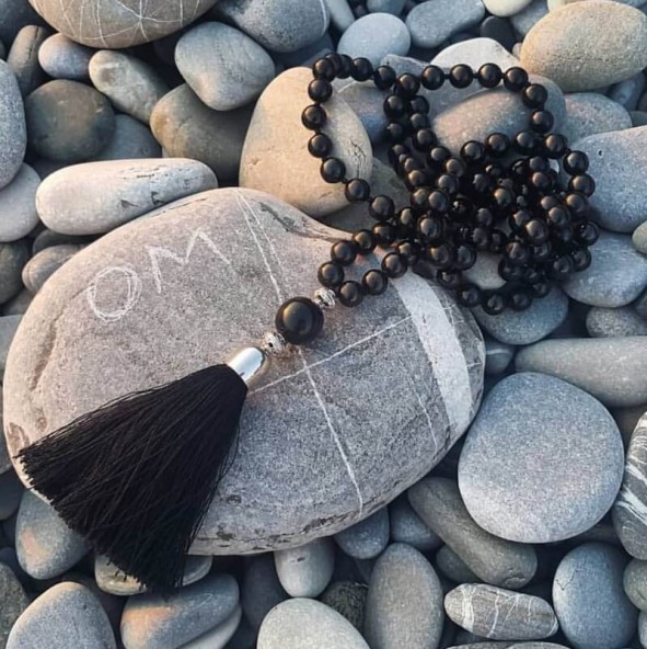 Фото четок из камня гагат на 108 бусин 