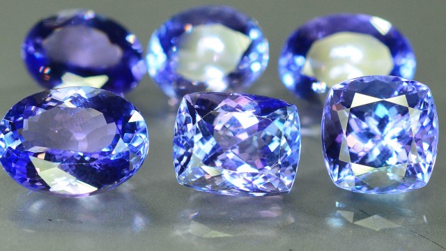 Синий голубой камень танзанит 