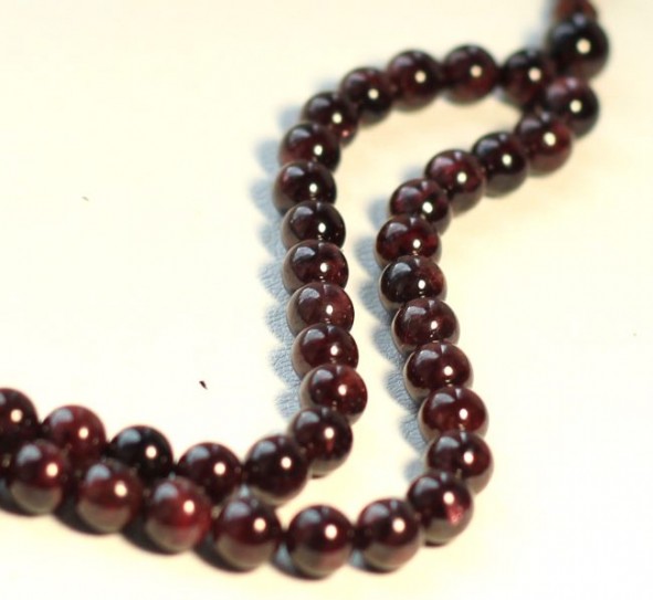 Фото длинных бус из граната 