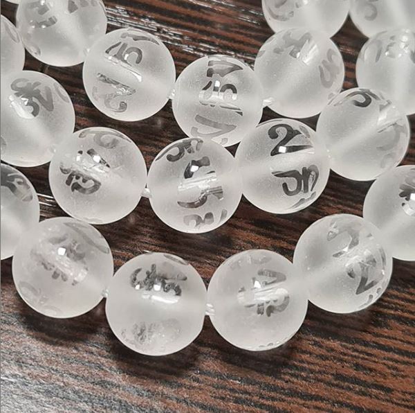 Фото бусин горного хрусталя с манерой Ом 