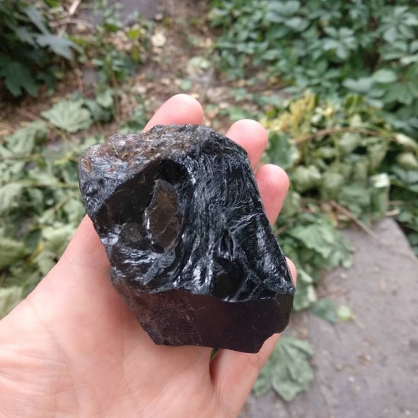 Фото черного хрусталя в руке