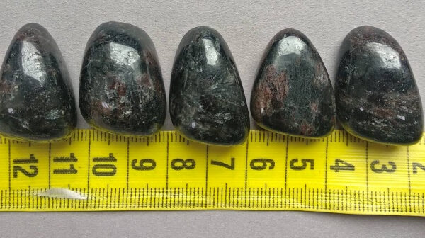 Фото камня нуумит возле линейки