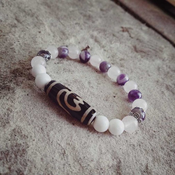 Фото браслета с бусиной дзи лотос